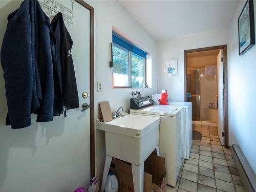 444 Blackburn Rd, Salt Spring, BC - Indoor Photo Showing Laundry Room