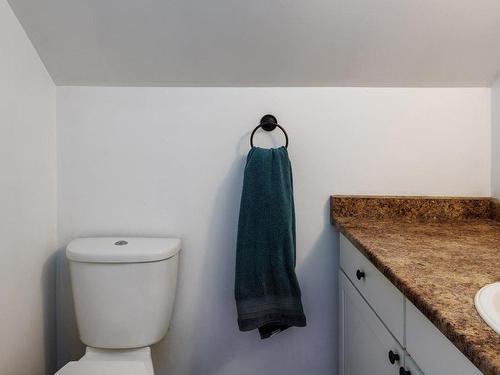 732 Morrison Avenue, Kelowna, BC - Indoor Photo Showing Bathroom