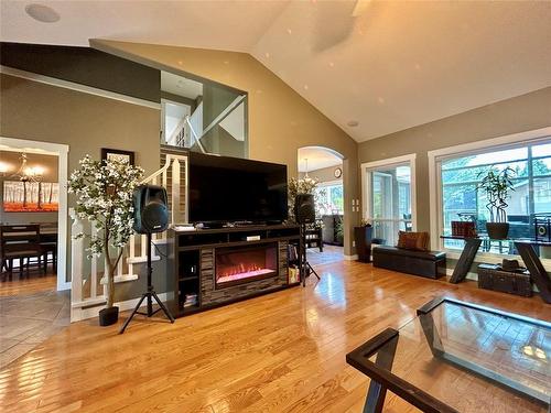 3911 Lakevale Place, Kelowna, BC - Indoor Photo Showing Living Room