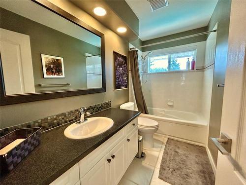3911 Lakevale Place, Kelowna, BC - Indoor Photo Showing Bathroom