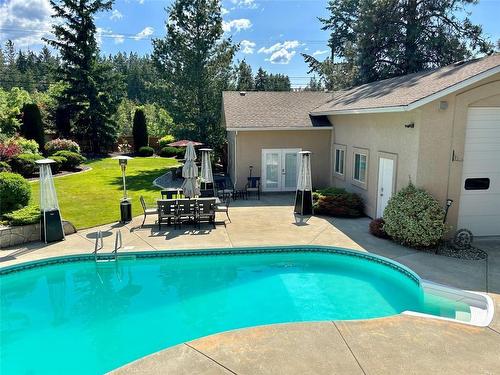 3911 Lakevale Place, Kelowna, BC - Outdoor With In Ground Pool