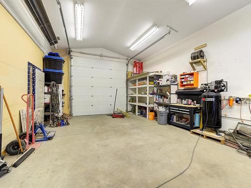 3911 Lakevale Place, Kelowna, BC - Indoor Photo Showing Garage