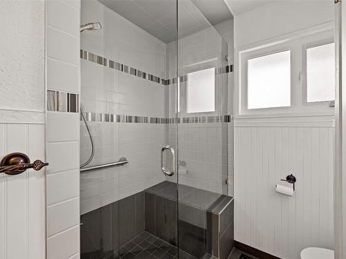 145 Rains Road, Kelowna, BC - Indoor Photo Showing Bathroom