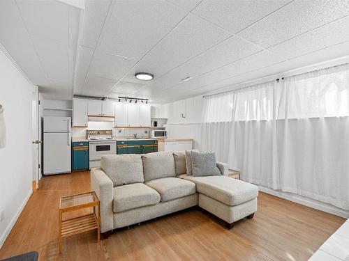 145 Rains Road, Kelowna, BC - Indoor Photo Showing Living Room