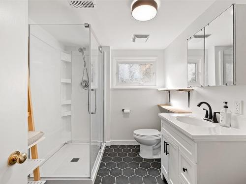 145 Rains Road, Kelowna, BC - Indoor Photo Showing Bathroom