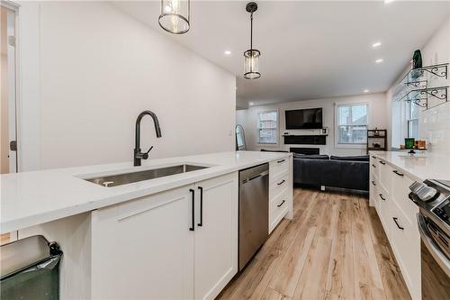 218 Rosslyn Avenue S, Hamilton, ON - Indoor Photo Showing Kitchen With Upgraded Kitchen