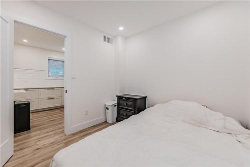 218 Rosslyn Avenue S, Hamilton, ON - Indoor Photo Showing Bedroom
