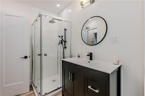 218 Rosslyn Avenue S, Hamilton, ON - Indoor Photo Showing Bathroom