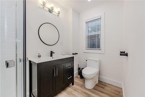 218 Rosslyn Avenue S, Hamilton, ON - Indoor Photo Showing Bathroom