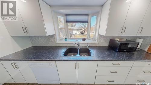 2924 3Rd Avenue N, Regina, SK - Indoor Photo Showing Kitchen With Double Sink