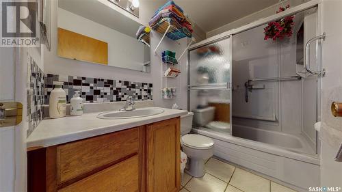 2924 3Rd Avenue N, Regina, SK - Indoor Photo Showing Bathroom