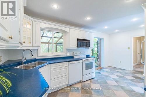 273 Cairncroft Road, Oakville, ON - Indoor Photo Showing Kitchen With Double Sink