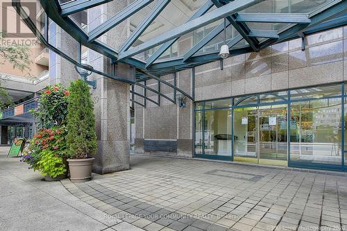 #512 -889 Bay St, Toronto, ON - Outdoor