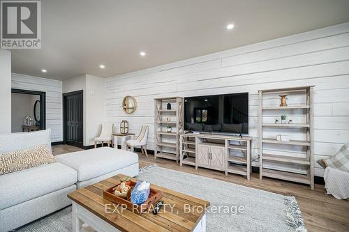 106 Fleming Bay Rd, Trent Hills, ON - Indoor Photo Showing Living Room
