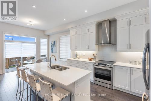 125 Bond Cres, Richmond Hill, ON - Indoor Photo Showing Kitchen With Upgraded Kitchen