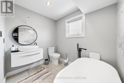 50 Addison St, Richmond Hill, ON - Indoor Photo Showing Bathroom