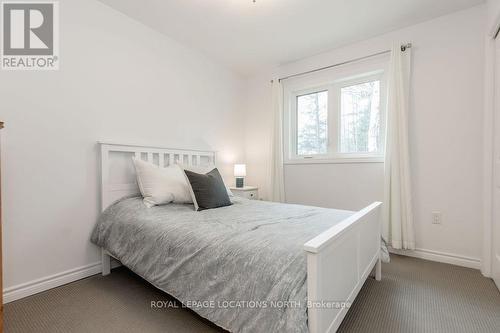126 28Th Street N, Wasaga Beach, ON - Indoor Photo Showing Bedroom