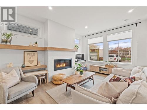 737 Patterson Avenue Unit# 2, Kelowna, BC - Indoor Photo Showing Living Room With Fireplace