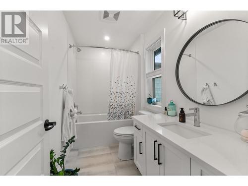 737 Patterson Avenue Unit# 2, Kelowna, BC - Indoor Photo Showing Bathroom