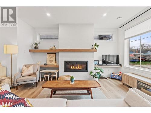 737 Patterson Avenue Unit# 2, Kelowna, BC - Indoor Photo Showing Living Room With Fireplace