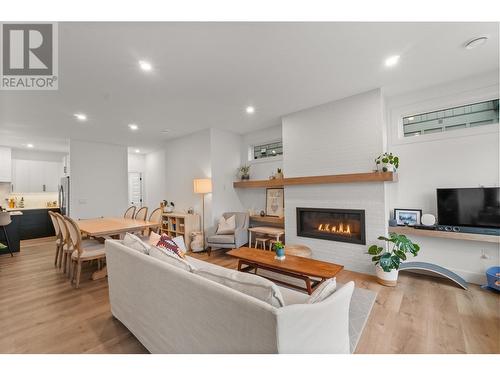 737 Patterson Avenue Unit# 2, Kelowna, BC - Indoor Photo Showing Living Room With Fireplace