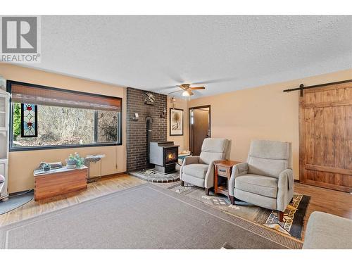 211 22 Street Ne, Salmon Arm, BC - Indoor Photo Showing Living Room