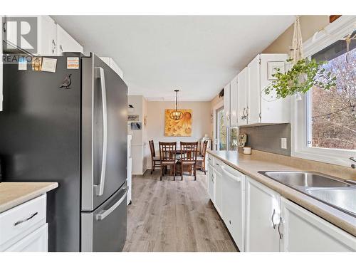 211 22 Street Ne, Salmon Arm, BC - Indoor Photo Showing Kitchen