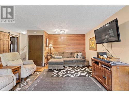 211 22 Street Ne, Salmon Arm, BC - Indoor Photo Showing Living Room