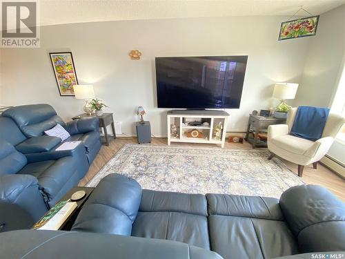 201 27 Erichsen Place, Yorkton, SK - Indoor Photo Showing Living Room