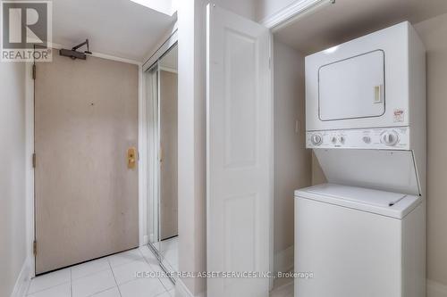 807 - 40 Scollard Street, Toronto, ON - Indoor Photo Showing Laundry Room