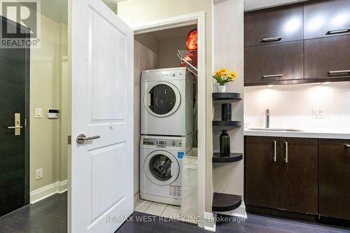 411 - 65 St. Mary Street, Toronto, ON - Indoor Photo Showing Laundry Room