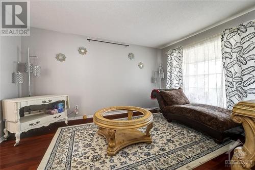 1018 Sheenboro Crescent, Ottawa, ON - Indoor Photo Showing Living Room