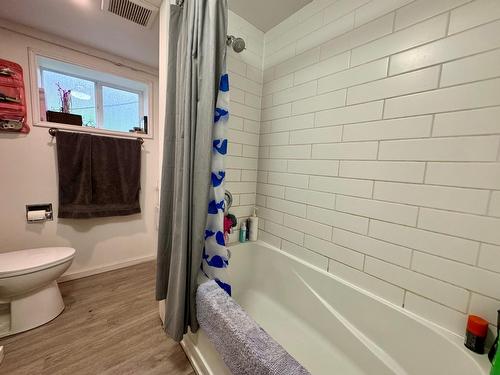 906 Innes Street, Nelson, BC - Indoor Photo Showing Bathroom