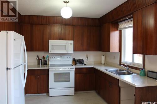 218 Carleton Drive, Saskatoon, SK - Indoor Photo Showing Kitchen With Double Sink