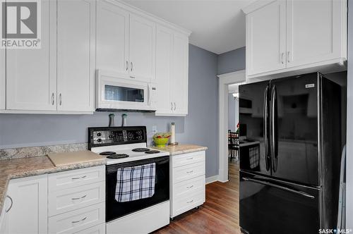 E 454 Fairford Street E, Moose Jaw, SK - Indoor Photo Showing Kitchen