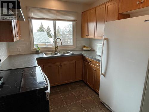 9229 6 Street, Dawson Creek, BC - Indoor Photo Showing Kitchen With Double Sink