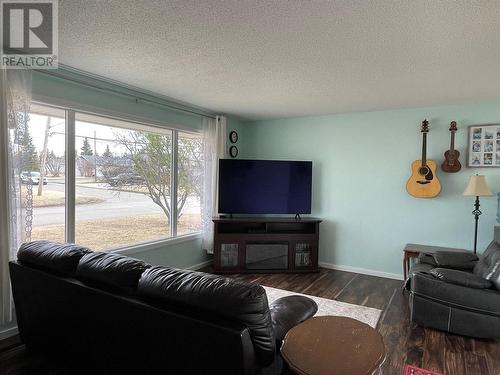 9229 6 Street, Dawson Creek, BC - Indoor Photo Showing Living Room