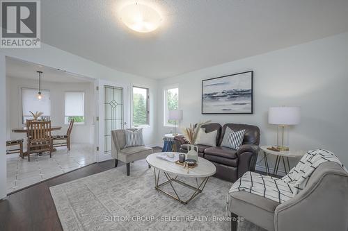 2578 Jenedere Court, London, ON - Indoor Photo Showing Living Room