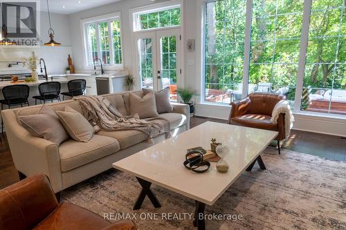 64 Ravina Cres, Hamilton, ON - Indoor Photo Showing Living Room