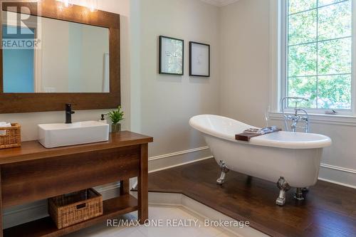 64 Ravina Cres, Hamilton, ON - Indoor Photo Showing Bathroom