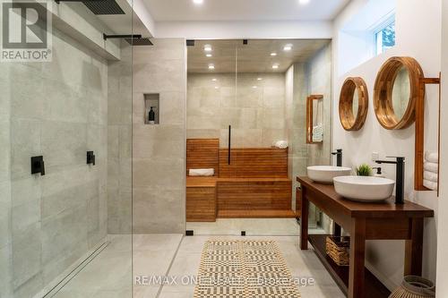 64 Ravina Cres, Hamilton, ON - Indoor Photo Showing Bathroom