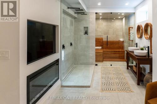 64 Ravina Crescent, Hamilton, ON - Indoor Photo Showing Bathroom