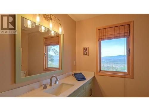 6488 Farmers Drive, Kelowna, BC - Indoor Photo Showing Bathroom
