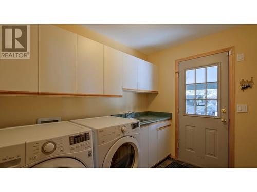 6488 Farmers Drive, Kelowna, BC - Indoor Photo Showing Laundry Room