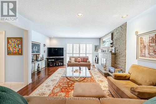 15 Eldorado Crt, Toronto, ON - Indoor Photo Showing Living Room