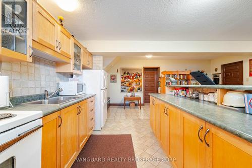 15 Eldorado Crt, Toronto, ON - Indoor Photo Showing Kitchen With Double Sink