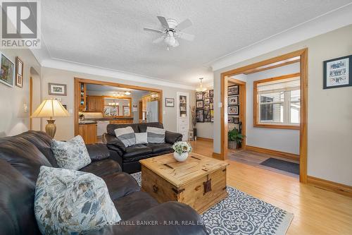 36 Bond Street E, Kawartha Lakes, ON - Indoor Photo Showing Living Room