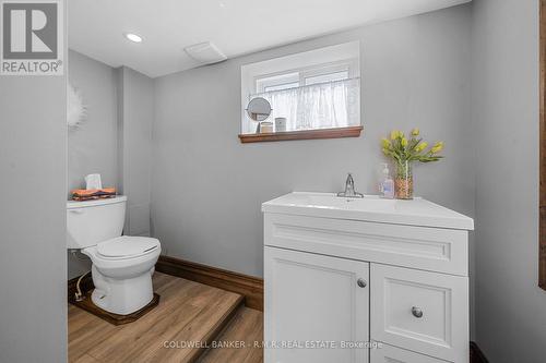 36 Bond Street E, Kawartha Lakes, ON - Indoor Photo Showing Bathroom
