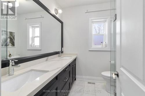 107 Elgin St, Hamilton, ON - Indoor Photo Showing Bathroom