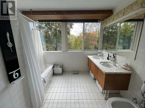1379 Clarkson Road N, Mississauga, ON - Indoor Photo Showing Bathroom